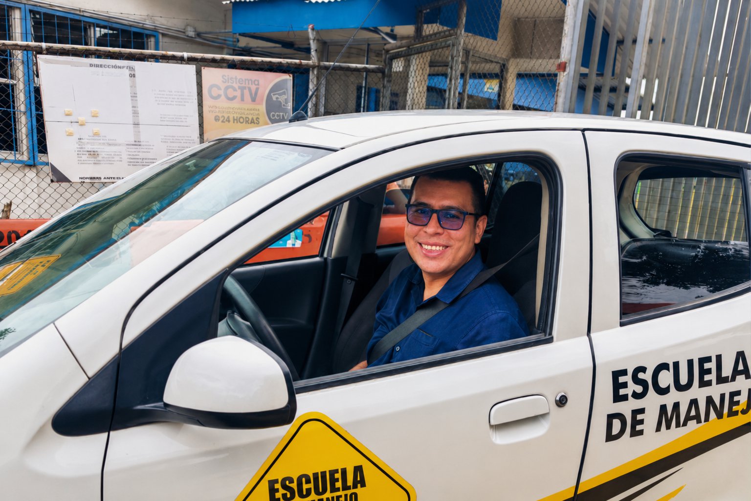 Joven estudiante conduciendo durante su clase práctica