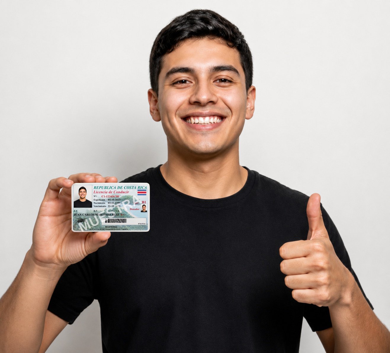 Estudiante mostrando su licencia de conducir recién aprobada