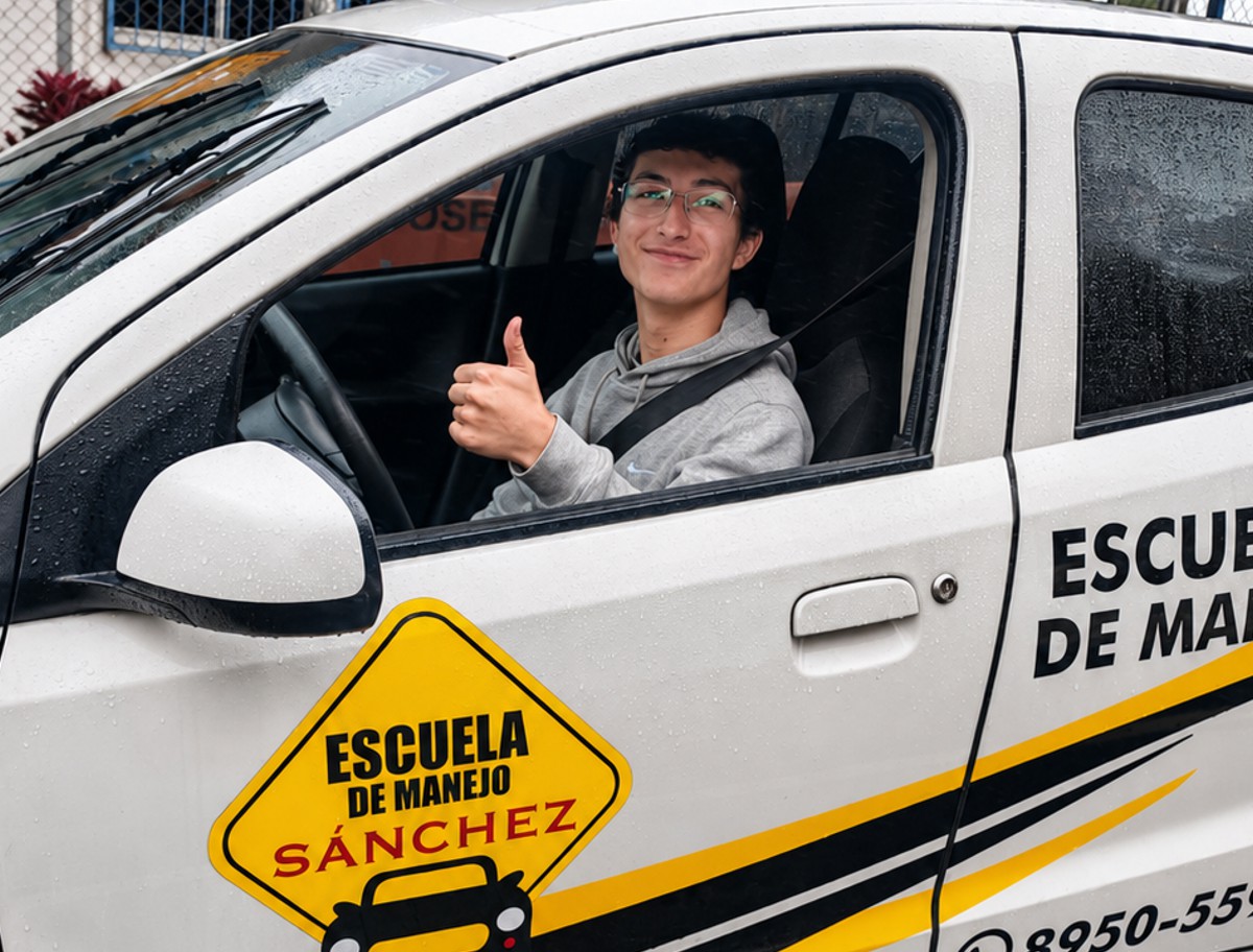 Estudiante practicando manejo con cinturón de seguridad puesto